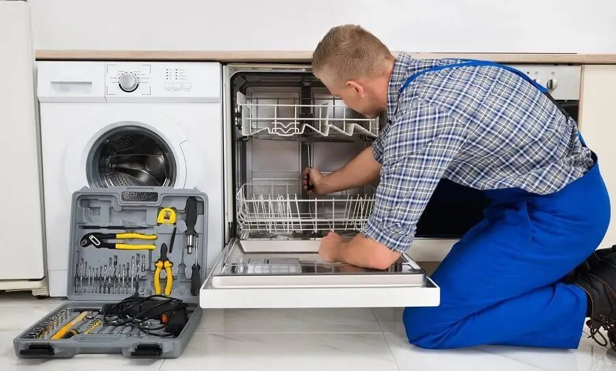 Kınık Vaillant servisi teknisyen ekibi beyaz eşya tamiri yaparken
